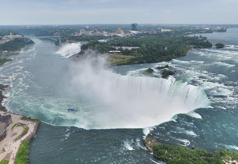 Какие два озера соединяет река ниагара. Ниагарский водопад Канада. Ниагарский водопад Канада панорама. Ниагарский водопад фата. Черч Ниагарский водопад.